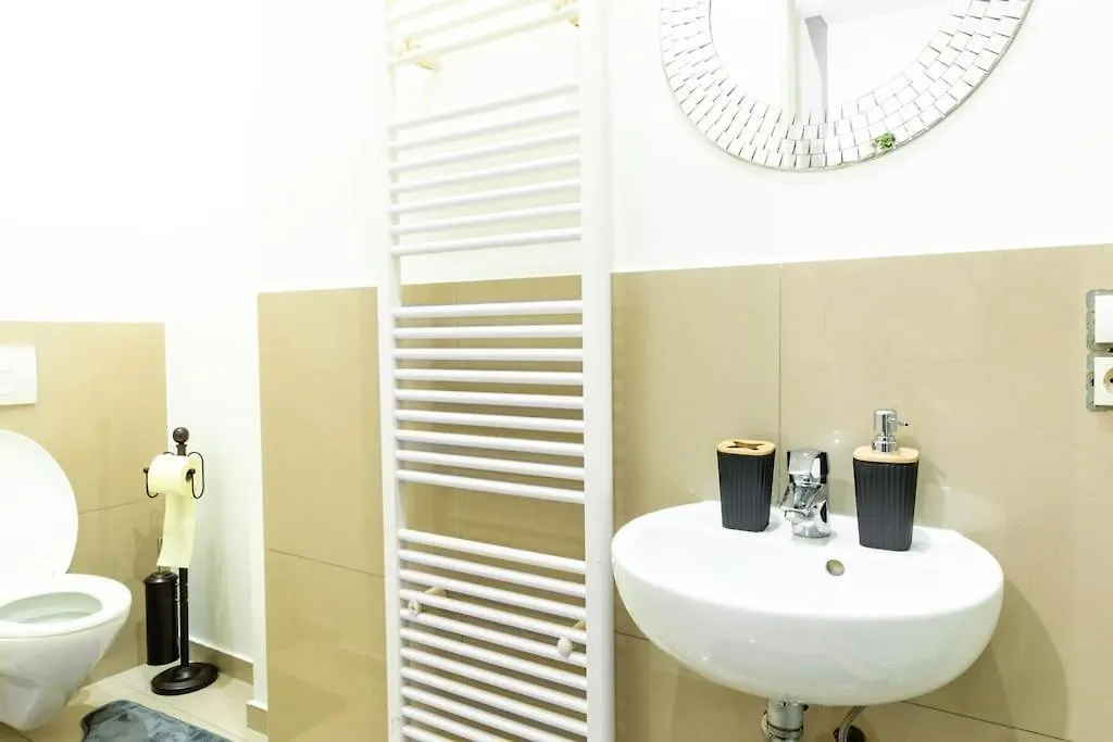 Golden Living In Central Viena 0*,